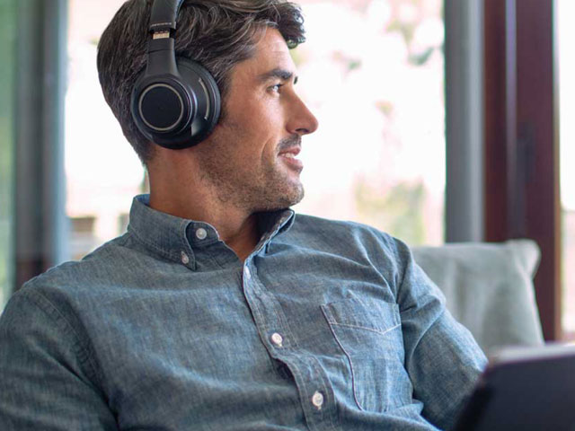 Plantronics Backbeat Pro Wireless Noise Cancelling Headphones with Mic